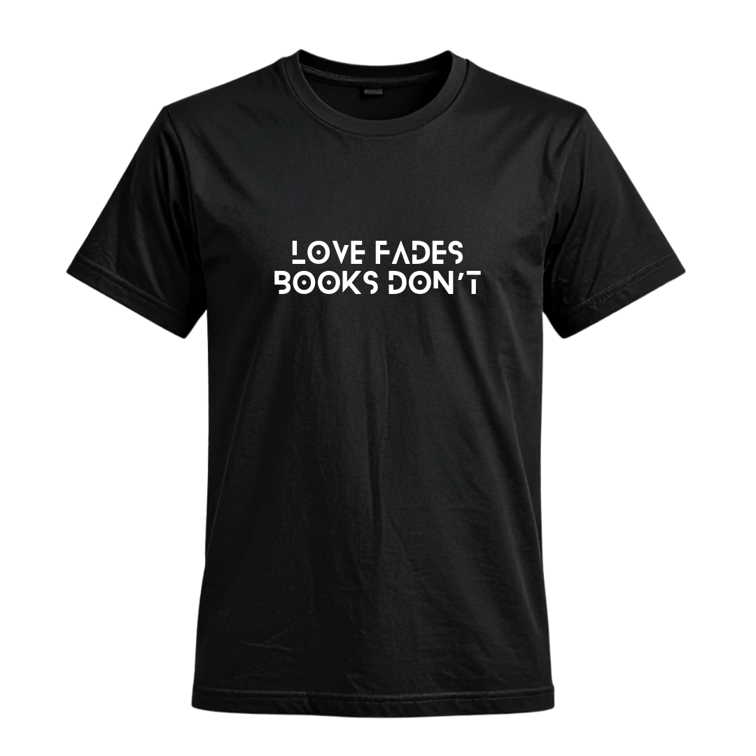 Bookish T-Shirt „Love Fades, Books Don’t“ – Schwarzes Baumwollshirt für Leser