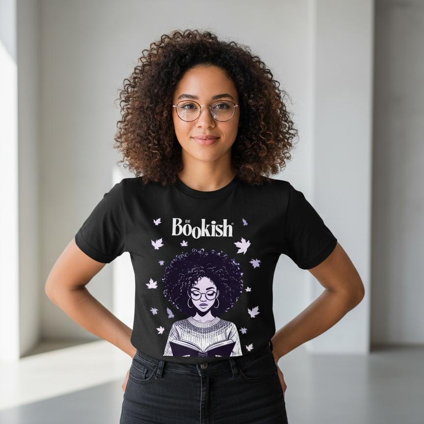 Frau trägt das Be Bookish® Autumn T-Shirt – gemütlicher, herbstlicher Stil für Bücherliebhaber, perfekt kombinierbar mit Jeans oder Cardigan.