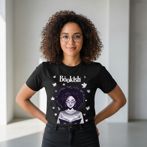 Frau trägt das Be Bookish® Autumn T-Shirt – gemütlicher, herbstlicher Stil für Bücherliebhaber, perfekt kombinierbar mit Jeans oder Cardigan.