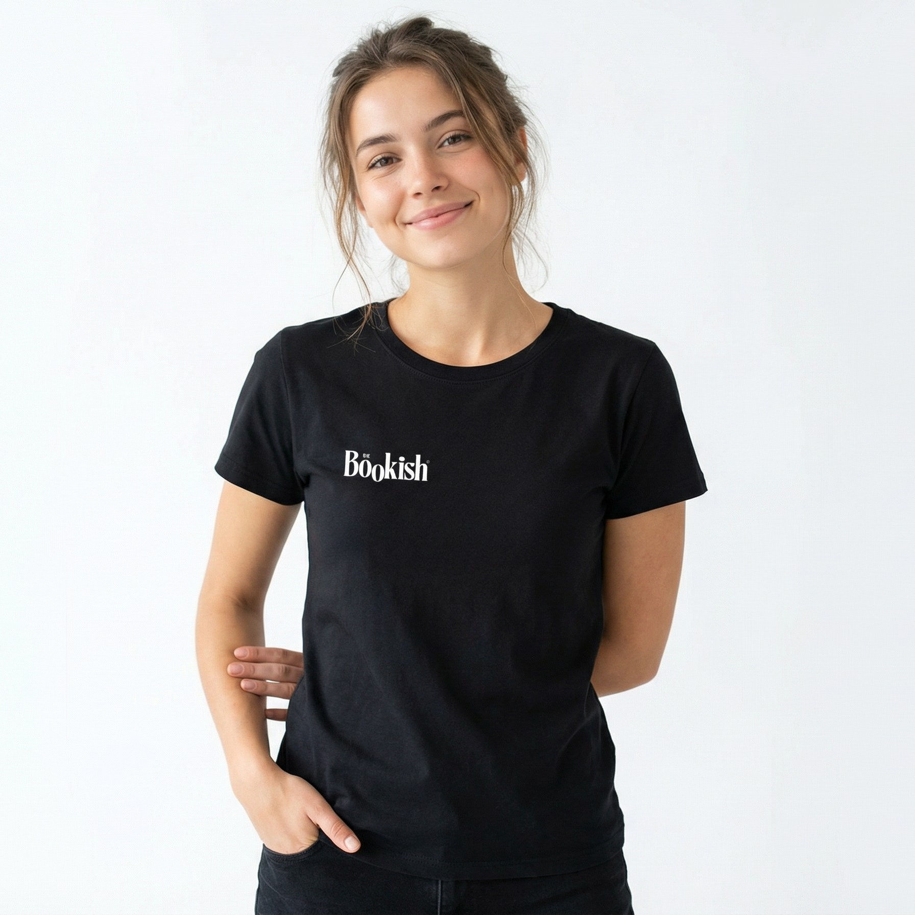 Be Bookish Basic T-Shirt Schwarz – nachhaltiges, minimalistisches Shirt für Buchliebhaber, fair produziert und bequem an Model.