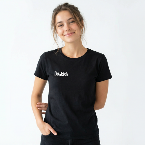 Be Bookish Basic T-Shirt Schwarz – nachhaltiges, minimalistisches Shirt für Buchliebhaber, fair produziert und bequem an Model.