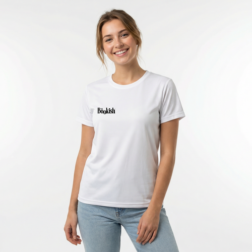 Be Bookish® Basic T-Shirt in Weiß getragen – fair und minimalistisch, perfekt für Bücherfans.
