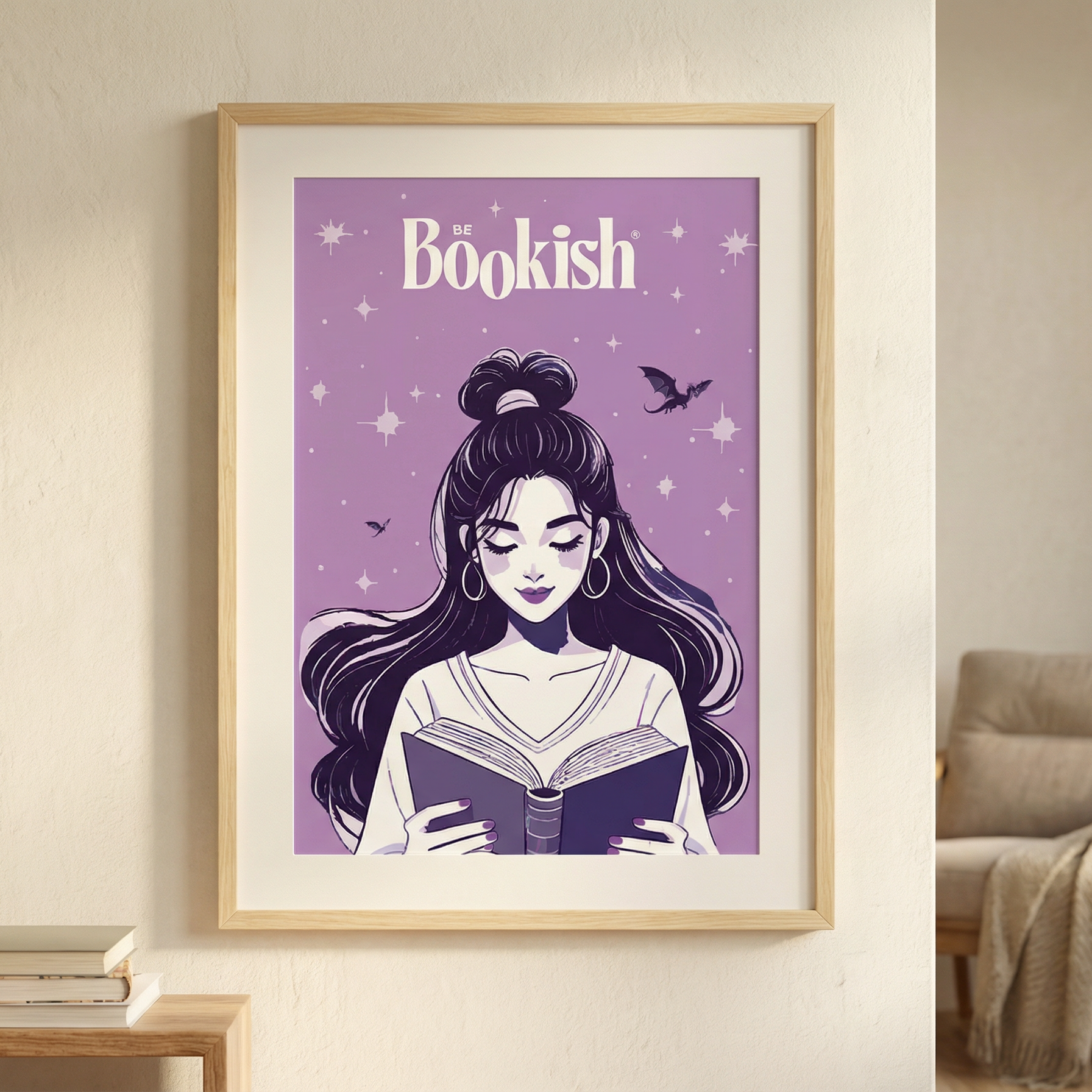 Be Bookish® Romantasy Poster als Wanddekoration in einem gemütlichen Wohnraum.