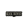 Booktrovert Pin für Bücherliebhaber:innen – Emaille-Ansteckpin mit Schriftzug.