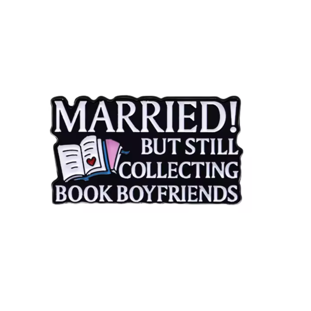 Emaille-Pin „Married! But Still Collecting Book Boyfriends“ – humorvolles Accessoire für Leserinnen und Bookstagram-Fans.